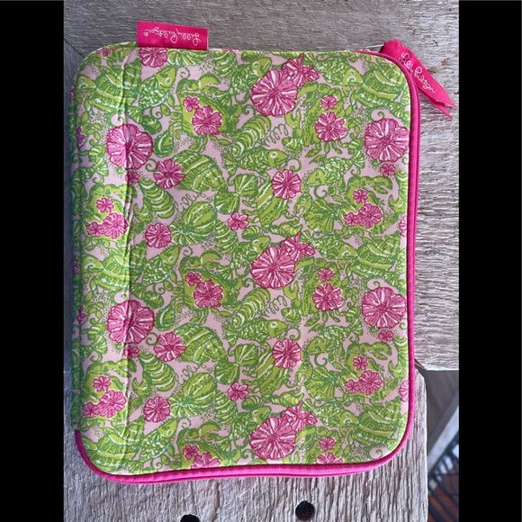 LIlLY PULITZER 💗🌴 tech sleeve case - fits an iPad no rips stains or tears - Picture 1 of 5